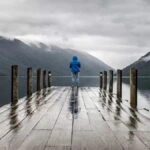 Os 4 signos mais antissociais e que odeiam sair de casa