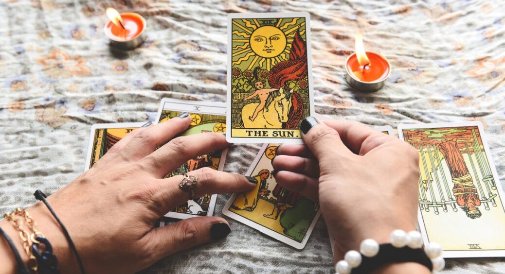 O que são os arcanos menores do Tarot? Como interpretá-los?