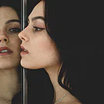 O que significa sonhar com espelho? Descubra a interpretação completa