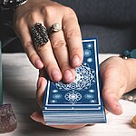 Tarot para iniciantes como escolher um baralho, embaralhar e fazer leitura