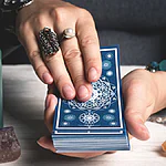 Tarot para iniciantes como escolher um baralho, embaralhar e fazer leitura