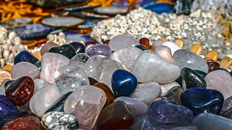 A pedra que limpa energia negativa descubra o poder dos cristais