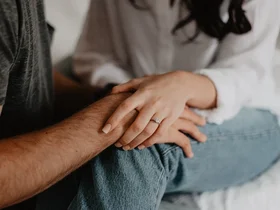 7 maneiras simples de demonstrar carinho sem parecer forçado