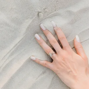 Anel diamante oval: por que esse formato valoriza tanto a mão