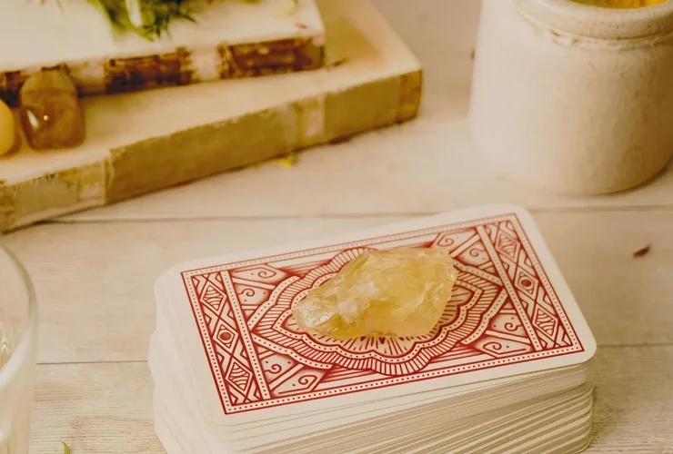 Descubra se o curso de tarot pode ser sua renda extra sem sair de casa